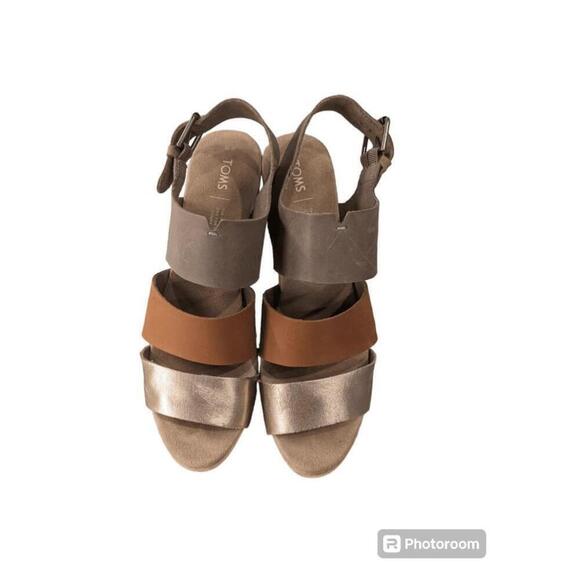 Women's TOMS Metallic Gold Leather Clogs Sandals Size 10 - Picture 3 of 6